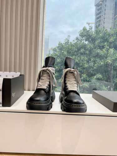 G029Rick Owens Dr.Marten* 联名合作款五芒星交叉绑带侧拉链厚底短中筒马丁靴 博士家的靴子上脚很棒，款式样貌什么的都比较满意，鞋底也不硬穿