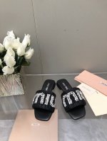 2025-水台款 真皮大底款 Miu Mi*2025春夏新品重工满钻拖鞋百搭时髦单品！集低调奢华的一字潮拖～随意搭配怎么穿都好看鞋面 内里 垫脚 进口真丝 羊皮