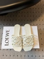 代购级 loew* 罗意威 25Ss 春夏新品 拖鞋 疯狂种草简约设计感觉更干净优雅 让你念念不忘 颜色也很耐看漂亮，上脚瞬间气质十足气场，简直无敌帅气有型 鞋