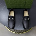 出厂价: 牛里品牌：古奇gucci尺码：38-44 45可定制等级： 专柜经典款材料： 原版软牛皮鞋面 舒适牛皮内里 原版轻便大底款式类别：休闲套脚 驾车皮鞋