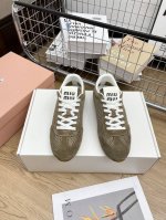 顶级版本miumiu缪缪时装周2025春夏新款网面德训鞋 本季miu Miu延续了该风格推出了专属款，整体鞋型线条简约＋轻薄鞋底设计，配色大胆时尚~相信还会 与