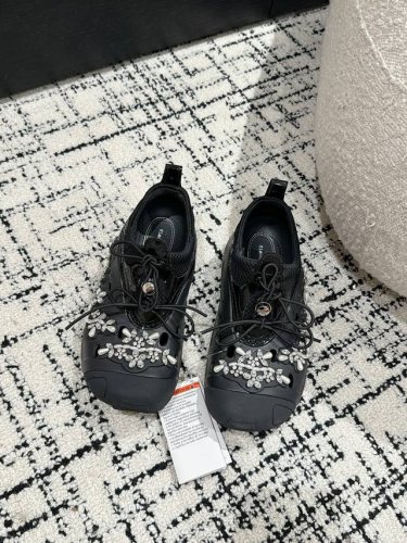 Simone Rochax Crocs 联名 24 爆款 珍珠洞洞鞋 2024 今年最佳最值得期待的神仙联乘鞋款 春夏时装秀上首次亮相 便引发极高讨论与关注。双