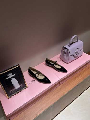 Miu Miu 24S早春新品粗跟 尖头玛丽珍鞋系列！ 满满的少女心，款式设计可爱优雅不乏美艳色彩，简简单单又藏着小心机，优雅大方低调显气质，可咸可甜真的太美了