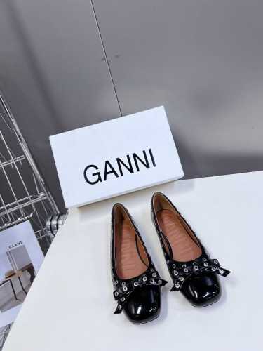 GANNI春夏走秀款单鞋 一年四季都可以穿的单鞋来了，一双封神的四季鞋 简约复古设计，关键是舒适百分逛街日常都可，绝不会成为鞋柜里的摆设， 酷女孩必备 超显腿细