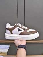 Prada 普拉达 男士新款休闲鞋，这款鞋面采用进口小牛皮 外侧饰以p家经典金属三角珐琅徽标，牛里，垫脚牛皮，大底采用防滑运动专属带logo橡胶大底，上脚脚感很