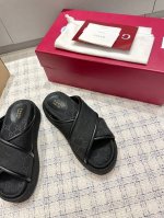 Gucci交叉厚底拖鞋系列经典老花布 丹宁牛仔布 加上G家春夏季度最新的几个面料搭配延续经典厚底凉拖必须是每年春夏最实用的单品之一。真的是复古又时髦 而且很百搭