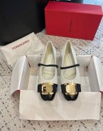 Ferragamo 菲拉格慕 经典蝴蝶结芭蕾舞系列 时尚是个轮回 24Ss芭蕾舞鞋叉回到了我们的视野 并且打破了她原有优雅的气质 展现出更多不一样的风格 展现出