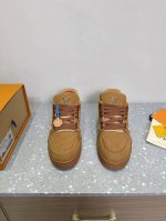 限男款 LV TARINE路易威登L家 驴牌 情侣款 休闲 运动鞋 滑板鞋原版购入开发 做货 本款LV Trainer 运动鞋选用牛皮革塑造繁复鞋面，需要数小时