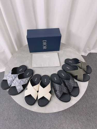 230，Dior Alias凉鞋是202025新品，是一款悠闲而精致的作品。该风格采用Dior Oblique提花制成，展示了交叉带设计。这款凉鞋由皮革和橡胶鞋