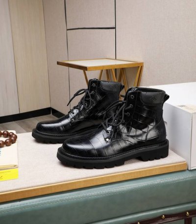 出厂价 L 顶级代购 路 炸街男神高帮靴子增高皮鞋新品来袭专柜同步发售原厂配置，意大利进口牛皮面料，高端大气超达人必备，全进口水染牛皮里垫，鞋底：宏原厂特供原版
