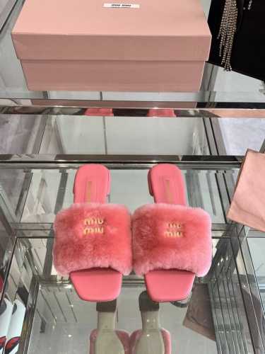 Miu Miu 缪缪 24Ss秋冬新款平底羊毛毛拖鞋 Zp开发miumiu真的太少女啦！进口澳洲羊毛超级软糯 舒适度超高！ 鞋面：进口羊毛 羊皮里 鞋底：意大利