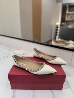 出厂价： Valentino 华伦天奴铆钉 VT经典尖头平底单鞋，顶级复刻！侧身弧线完美，原版开模定制不生锈铆钉 特别有质感的五金衬托出满满的高级感，带给您正品