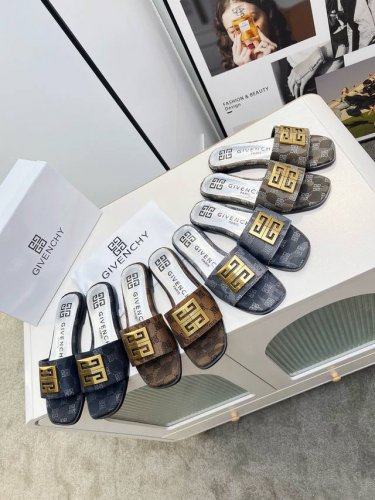 GIVENCHY 纪梵希露趾平底拖鞋出货了，带有品牌标志的金属饰扣与金属质感的银色皮垫搭配，高端大气上档次。鞋面头层牛皮，内里羊皮，35-40码。41-43码可