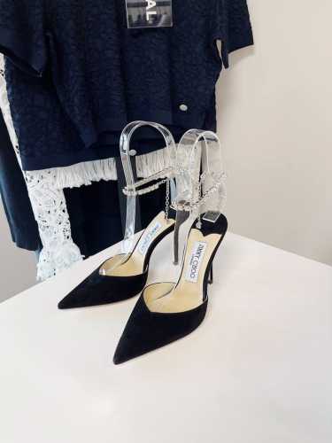 出厂： Jimmy Choo 经典款 Jc水钻链条尖头高跟凉鞋 细跟婚鞋高跟鞋 简直是美上天了，爱上优雅、爱上俏皮的未来感，光看一眼便想马上拥有，但一双精致的高