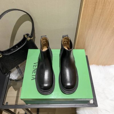 出厂： Bv 彩色短靴你绝对想不到这款短靴在这个季节会那么火爆果冻色鞋底首发出货、真的好卖到你完全不相信、某宝一天销量300多双，强烈推荐实体店购入一双摆版 标