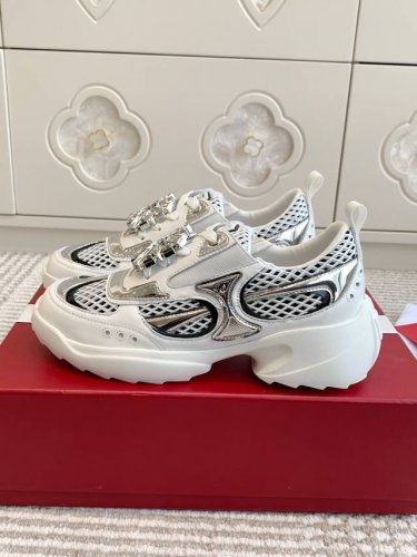 Roger vivier RV 25ss春夏新款Motor run 钻扣运动鞋顶级品质材质与工艺：原版牛皮革 漆皮拼织物 鞋面可拆卸闪钻饰扣 侧边弹力扣带 羊皮
