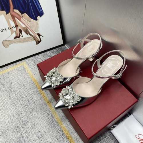 出厂价 代购级 Roger Vivier2024春夏 名媛气质凉鞋. 面料进口定制真丝光滑材料.内裡垫脚:昆种绵羊 原版施华洛世奇 方扣施华洛水钻方扣 意大利真