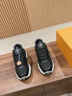 路易威登新款超好穿的运动鞋 Run 55运动鞋于新季焕新回归，拼接科技面料与皮革，成就闲适都市构型。侧面点缀别致 Monogram 花卉图案。加厚橡胶外底再度诠