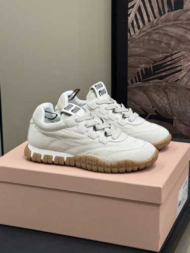 Miu Miu 25ss 春夏新款走秀MiuMiu 德训 休闲秀场工艺来自Miu Miu系列的细节特写 新季的潮流要素与此刻挚爱的概念，多元对撞，传达现代风格~
