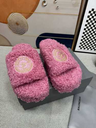 顶级版本 厚底真羊毛！新色！Balenciag 巴黎世家潮品毛拖 ！ 最新的 Political Campaign 徽标刺绣！高级感满满当当！ 欧美名媛 明星