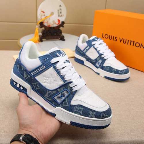 厂 路易威登 最新首次见证 LV Trainer 运动鞋与 Monogram 的双重经典融合， 点缀蓝色小牛皮制麂皮饰边， 呈现源自复古篮球鞋的低帮设计， 更有