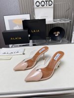 Alaia24新款透明一字带pvc拼漆皮爱心尖头包头高跟细跟凉鞋高跟鞋，面料：进口胶片 漆皮 内里垫脚：羊皮 码数：35到42 跟高9厘米 橡胶底 真皮底