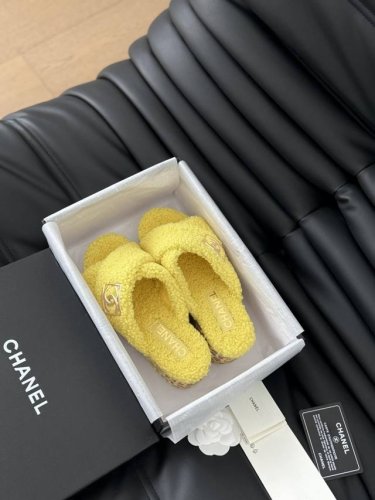 Chanel 24B新款毛毛拖鞋！ 这款毛拖真的是真太可爱了～ 柔软蓬松的毛毛，舒服暖脚 增高显腿长 秋冬搭配袜子休闲又慵懒 上脚真的好看又时髦 进口羊毛，手感