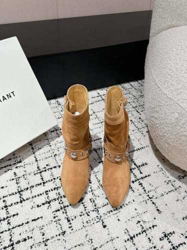 Isabel Marant Aw 秋冬经典复古短靴 西部风裸靴主宰 24Ss秀场，牛仔靴无疑是历久弥新的其一鞋款，而秋冬系列靴履则是超脱经典的出色之作 各大in