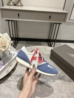 340 张元英同款New Balance 471鞋款以经典320鞋款为蓝本，采用纤细鞋楦，勾勒出更贴合日常穿搭的轻盈外形，同时通过细节刻画复古韵味。标志性的鞋头