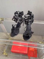 矮跟 高跟 Ren* Caovill*重工蛇形花朵缠绕高跟凉鞋 环绕在双足完美延伸腿部线条 包裹同色调蕾丝 变幻精致浪漫风格 鞋面纯手工制作蕾丝花朵 内里垫脚羊