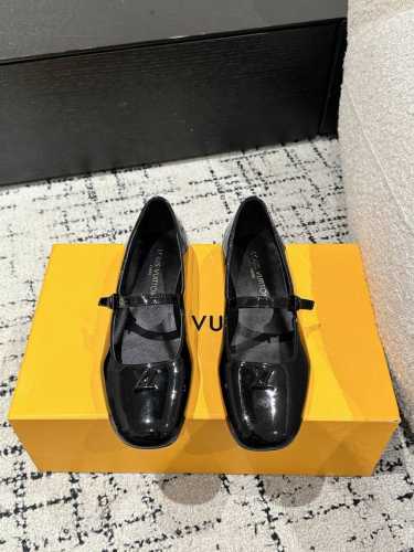Louis Vuitton 25 Swing最新 圆头搭扣 平跟 玛丽珍鞋 简约精致，高级感满满，尽显优雅气质～ 上脚超好看，拉满了夏日美鞋绝绝子啊 鞋面：进口