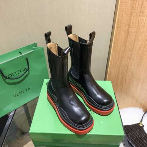 出厂： 男款+5 Bv 网红同款 Bv今年大热每一款都设计感满满，这款靴子上脚超级显腿细，完全不想脱掉，搭配长裤、短裤、裙子都ok，对腿粗腿细的妹子都很友好特别