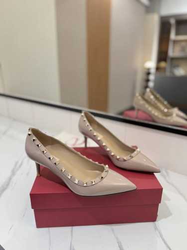 出厂价Pp： Valentino 华伦天奴铆钉 Vt经典单鞋，顶级复刻！侧身弧线完美，原版开模定制不生锈铆钉 特别有质感的五金衬托出满满的高级感，带给您正品级的