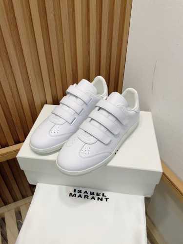 ISABEL.MARANT伊莎贝尔 玛兰2025新款小白鞋 以打破常规的不羁风格展现生活面貌，整个鞋型设计灰常简洁，又不失设计感，有复古德训鞋的休闲感！鞋面：牛