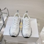Dior Vibe 运动鞋 这款 Dior Vibe 运动鞋融入 Dior 的高订精神，重新诠释经典跑鞋。搭配深蓝色 Oblique 印花科技面料、网眼织物和透