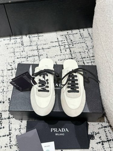 代购级Prada 普拉达 25 早春 走秀 休闲 阿甘 德训鞋 出镜率很高的就是这款德训鞋 外形是像芭蕾舞鞋一样的跑鞋，柔软的皮质加上Prada 专属尼龙材质上