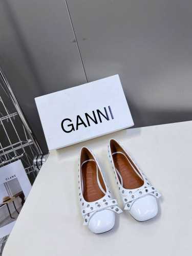 GANNI春夏走秀款单鞋 一年四季都可以穿的单鞋来了，一双封神的四季鞋 简约复古设计，关键是舒适百分逛街日常都可，绝不会成为鞋柜里的摆设， 酷女孩必备 超显腿细