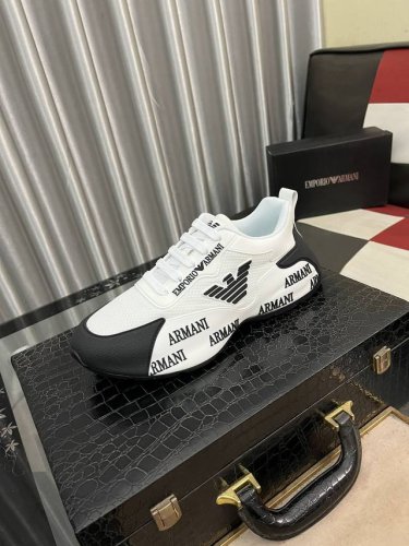 出厂价： 阿玛尼新款休闲运动鞋 时尚百搭， 版型简洁大气， 面料采用进口牛皮配原版布料，透气内里，原版耐磨橡胶大底，独家新款，实物拍摄，码数：38-444色可选