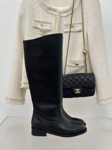 Chane*｜小香24K秋冬新品 电绣粗跟复古西部牛仔靴 今年是掉进靴坑里出不来了 这款鞋头一定要细品 太秀气啦 复古民族风刺绣图案，独有设计风格 帅气又好穿，