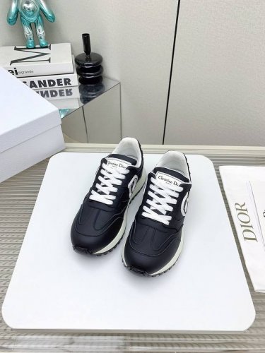 出厂 高版本 Dior 迪奥 24秋新款全新休闲运动鞋‘以牛皮革和网眼织物制作，轻盈透气。侧边的cd字母非常有dior辩识度，运动风设计融合流苏细节也增添了一丝