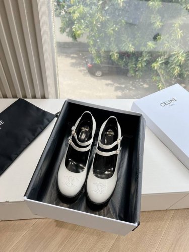 代购级别g039 Celine 24Ss 超级减龄的少女款，一双过分美丽的玛丽珍鞋 穿脱很方便，柔软的漆皮面料加分时髦度，我要通过这款鞋消除漆皮在大家心里偏硬磨