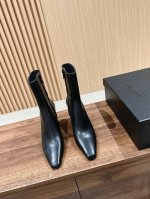 亚历山大王24秋冬新款切割异形跟短靴 中高跟 大王的独特方头设计，令这款靴散发出独特魅力，独具一格的它能为任何装扮增添摩登气息 有型的鞋头，超级有气场 洋气好看