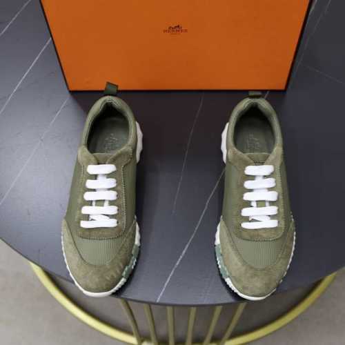 出厂价： 原单品质情侣 Hermes 顶级版本# 爱马仕h家经典情侣款 休闲运动鞋 情侣款休闲之履运动老爹鞋结合高科技帆布与麂皮山羊皮，在橡胶鞋底上饰以夸张“H