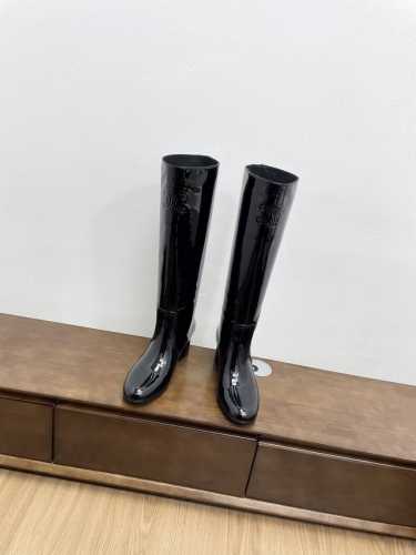 顶级版本代购级celine 赛琳 24Ss秋冬新品 复古粗跟漆皮不过膝长靴 完全不挑腿型 上脚秒变大长腿，超级显瘦又百搭！简直绝绝子了 鞋面：原版进口漆皮 内里