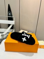 魅力女性，从足下开启奢华之旅。Lv 路易威登 女士羊毛拖鞋，为您精心打造。 经典的滴胶四叶草logo，彰显品牌的独特魅力与非凡格调。澳大利亚优质羊毛，给予您极致