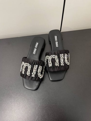 皮底款 Miu Miu缪缪 春夏新品重工满钻拖鞋百搭时髦单品！集低调奢华的一字潮拖～随意搭配怎么穿都好看 鞋面 内里 垫脚 进口真丝 羊皮版本 大底： 成型防滑