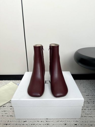 Loewe Resort 罗意威2024新款奶奶穆勒高跟 短靴 系列 返璞归真的款式混合了千禧年代的美学细节 展现新一代之雅痞气质 配裙子裤子都非常百搭 面料：