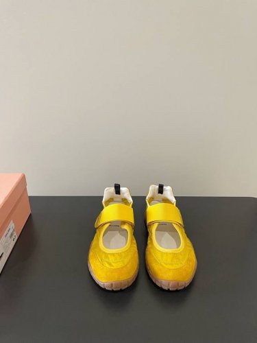 Miumiu 最新早春欧美复古玛丽珍时尚德训休闲运动鞋 原版顶级复刻 专柜同步发售 面料采用特供进口牛反绒 尼龙羽拼接 整双鞋就是非常显质感 内里垫脚牛皮 进