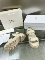 出厂价：光面 迪奥 Dior 2024春夏走秀新款 Dioract魔术贴厚底休闲女鞋 CD字母logo五金扣露趾凉鞋 明星同款拼色平底圆头沙滩鞋 市场顶级版本材