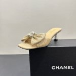 390 chanel香奈儿小香风高跟凉拖鞋，将优雅与精致诠释得淋漓尽致。冲孔打孔羊皮鞋面，质感独特。标志性双C Logo 与珍珠组成蝴蝶结，华丽吸睛。细高跟镶嵌